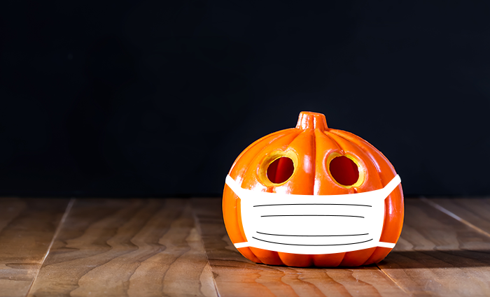 A Jack-O-Lantern wearing a face covering to protect others from COVID-19