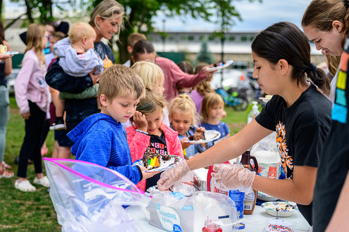 Kids get food at Summer Lunch & Fun